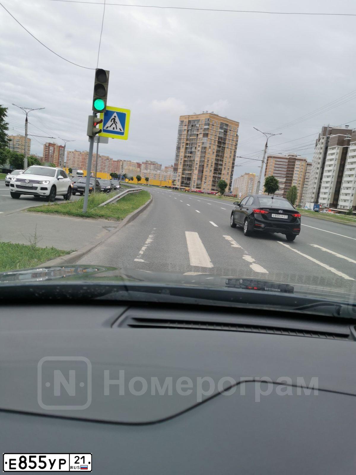 Фото автомобиля HYUNDAI SOLARIS, 2018 — госномер Е855УР21. Цвет: ЧЕРНЫЙ