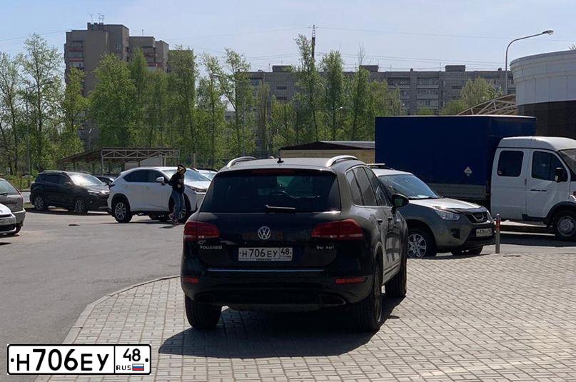 Фото автомобиля VOLKSWAGEN TOUAREG, 2012 — госномер Н099РТ48. Цвет: ЧЕРНЫЙ