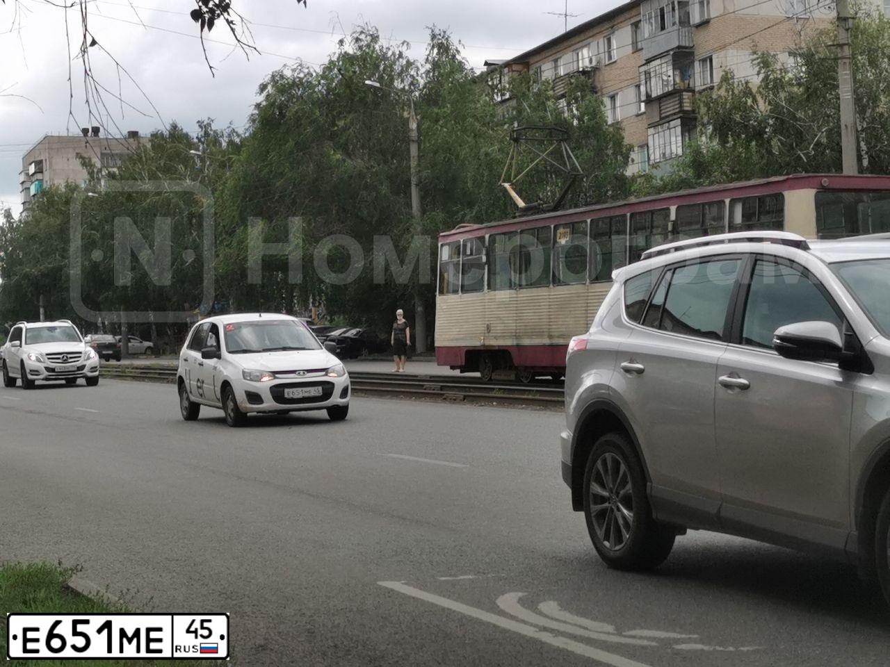 Фото автомобиля LADA KALINA, 2017 — госномер Е441СК702. Цвет: Белый