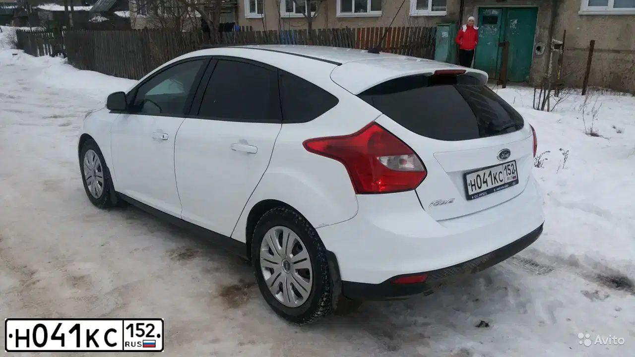 Фото автомобиля FORD FOCUS, 2011 — госномер Н041КС152. Цвет: Белый