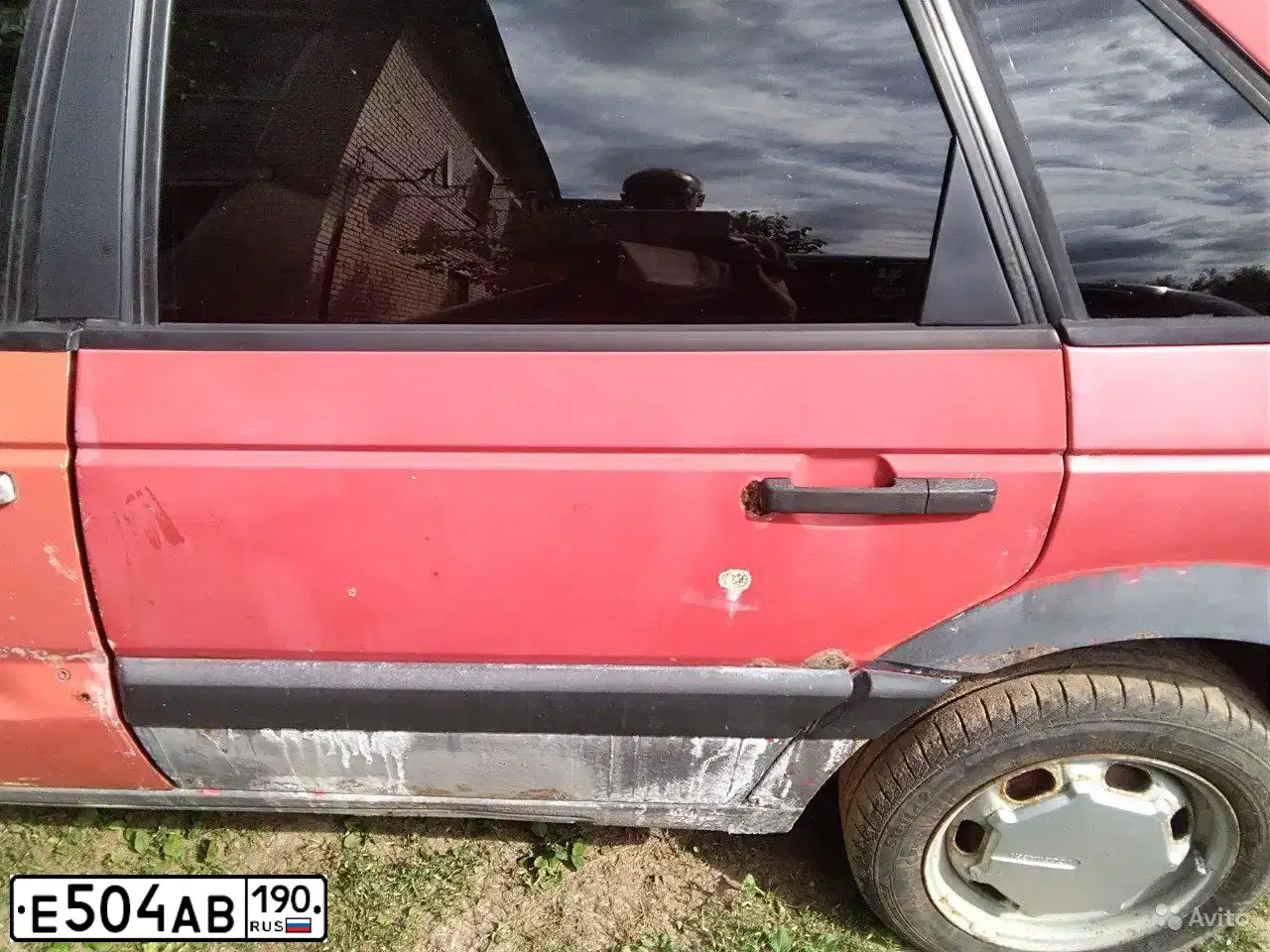 Фото автомобиля VOLKSWAGEN PASSAT, 1990 — госномер Е504АВ190. Цвет: Красный