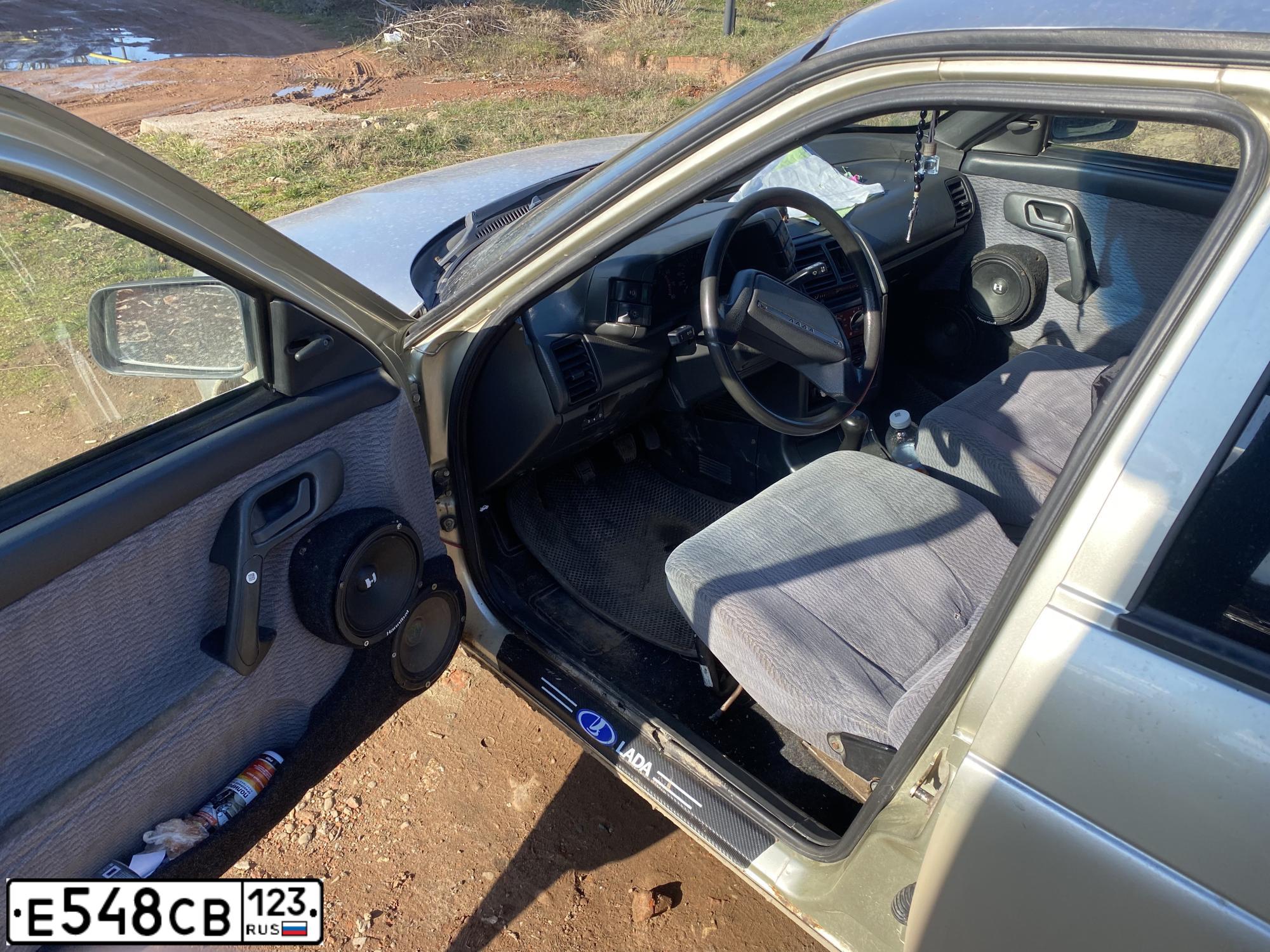Фото автомобиля KIA RIO, 2014 — госномер Е727СВ123. Цвет: БЕЛЫЙ