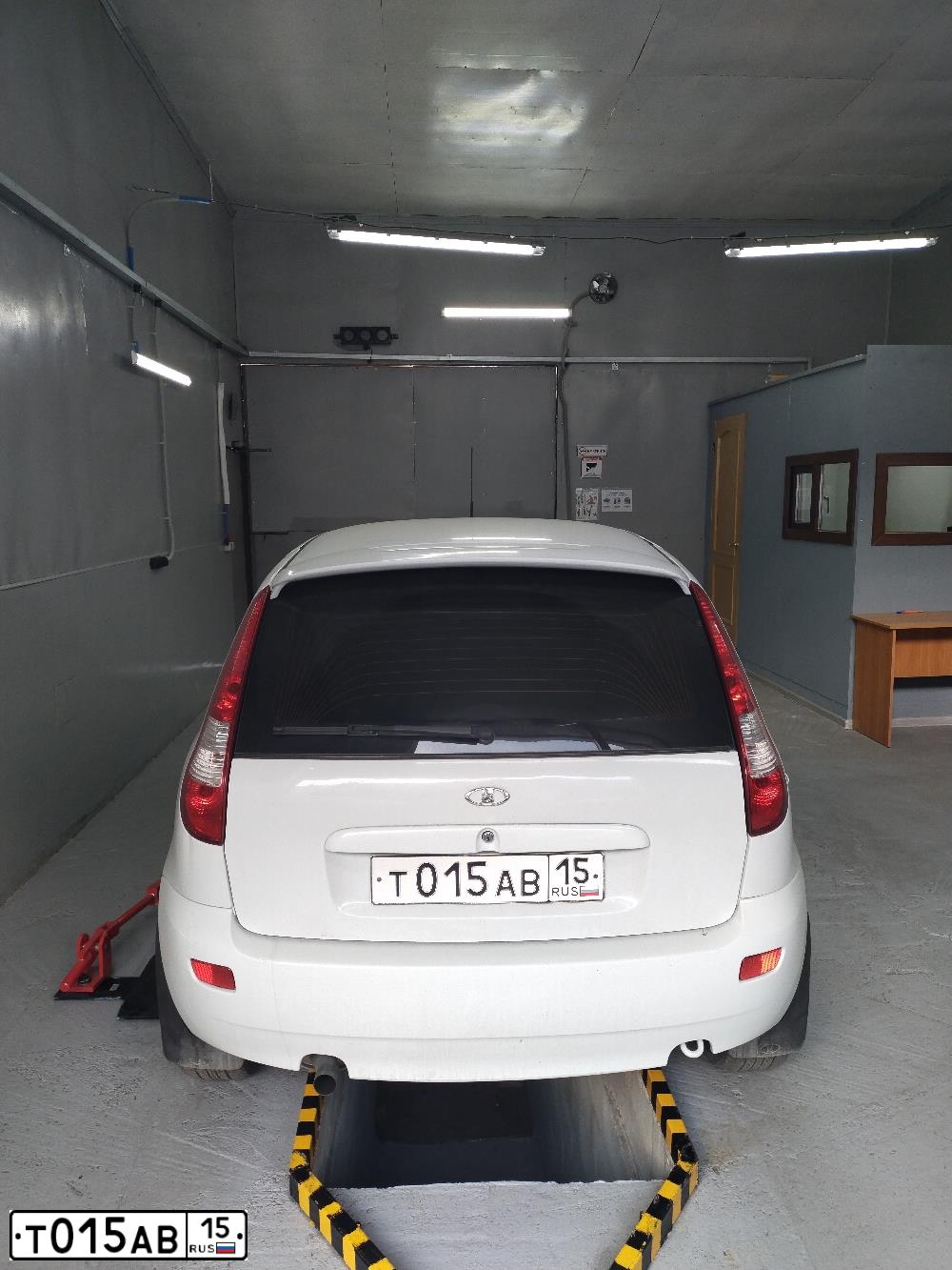 Фото автомобиля LADA KALINA, 2012 — госномер Н267ОС15. Цвет: Белый