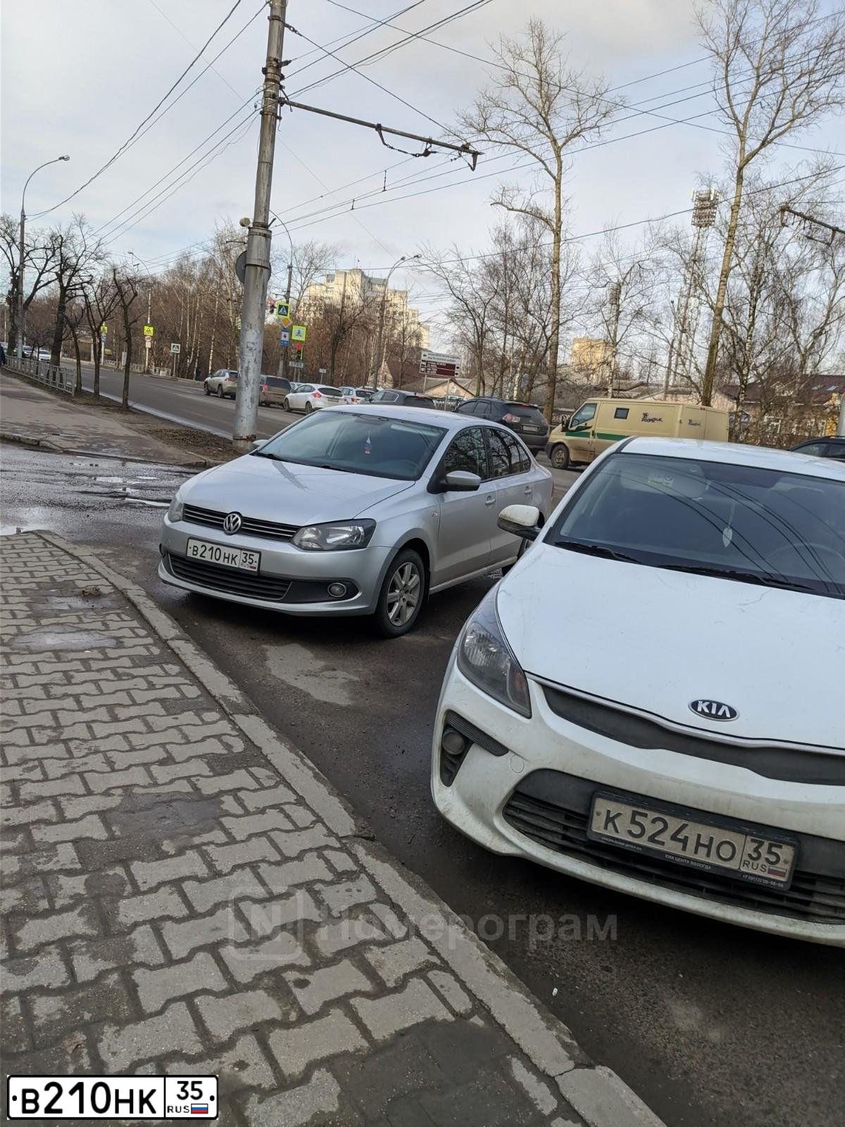 Фото автомобиля VOLKSWAGEN POLO, 2011 — госномер В210НК35. Цвет: СЕРЕБРИСТЫЙ