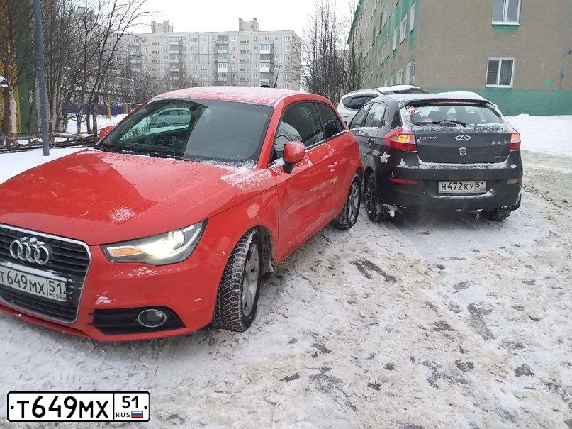 Фото автомобиля AUDI A1, 2010 — госномер А520ТХ51. Цвет: Красный
