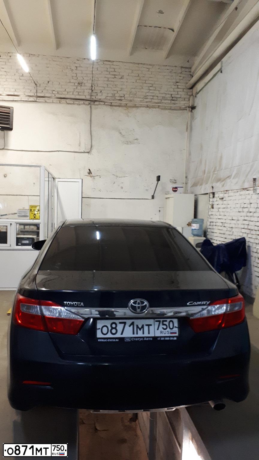 Фото автомобиля TOYOTA CAMRY, 2012 — госномер О871МТ750. Цвет: ЧЕРНЫЙ