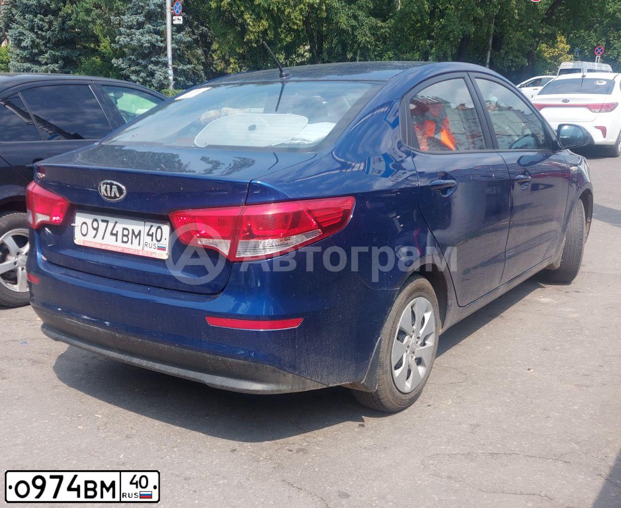 Фото автомобиля KIA RIO, 2015 — госномер О974ВМ40. Цвет: СИНИЙ