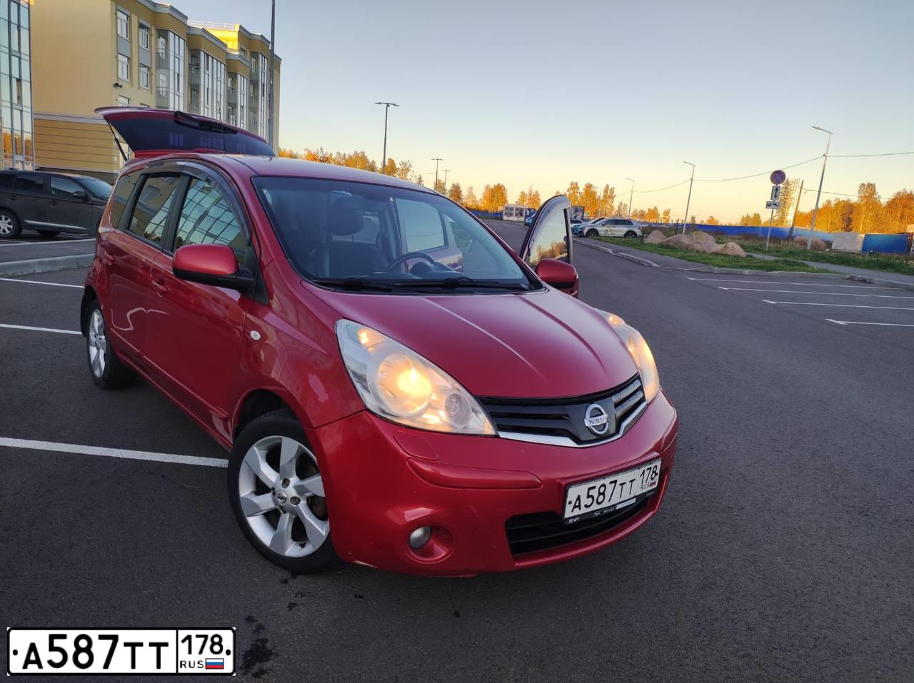 Фото автомобиля NISSAN NOTE, 2010 — госномер К931ВЕ147. Цвет: ВИШНЕВЫЙ