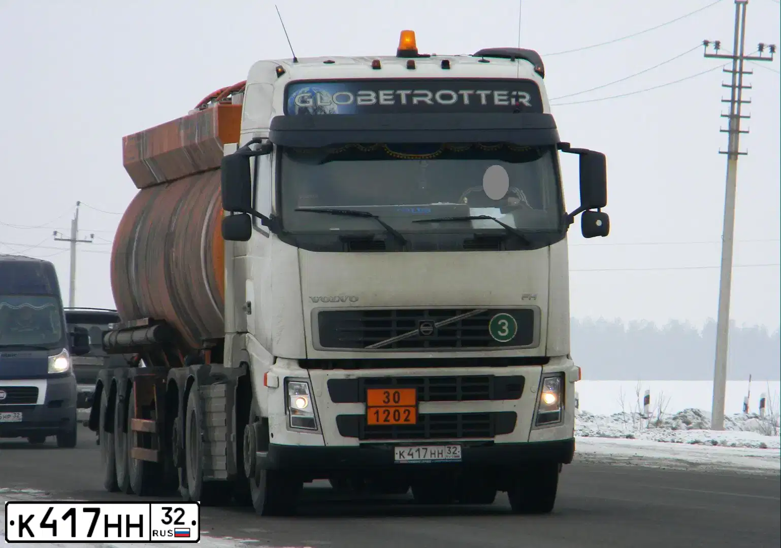 Фото автомобиля VOLVO SERIE FH /6X2/, 2007 — госномер Н279ОТ32. Цвет: БЕЛЫЙ