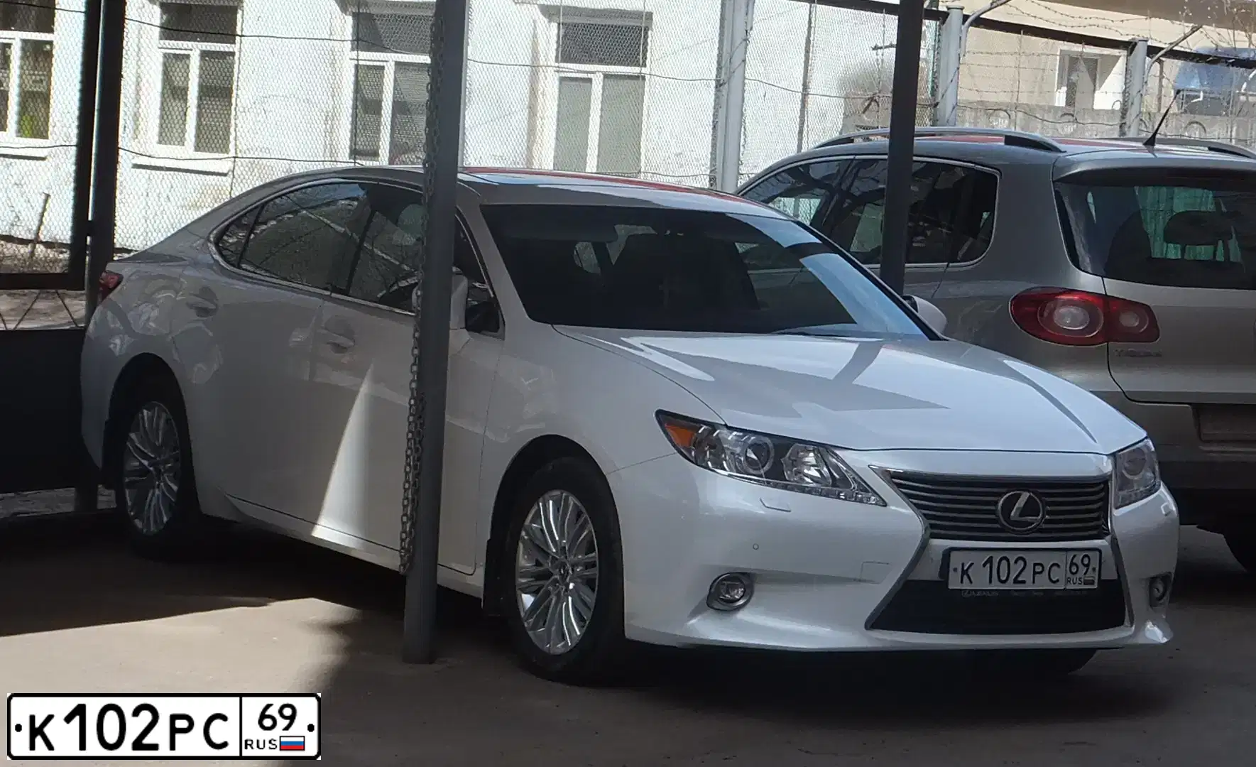Фото автомобиля LEXUS ES, 2014 — госномер К102РС69. Цвет: БЕЛЫЙ