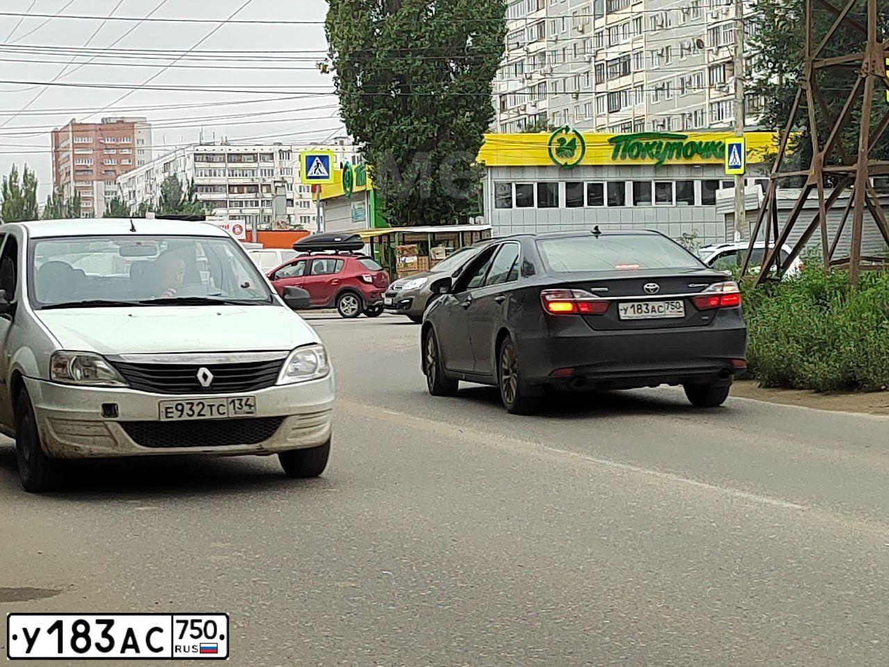 Фото автомобиля TOYOTA CAMRY, 2015 — госномер У183АС750. Цвет: ЧЕРНЫЙ МЕТАЛЛИК