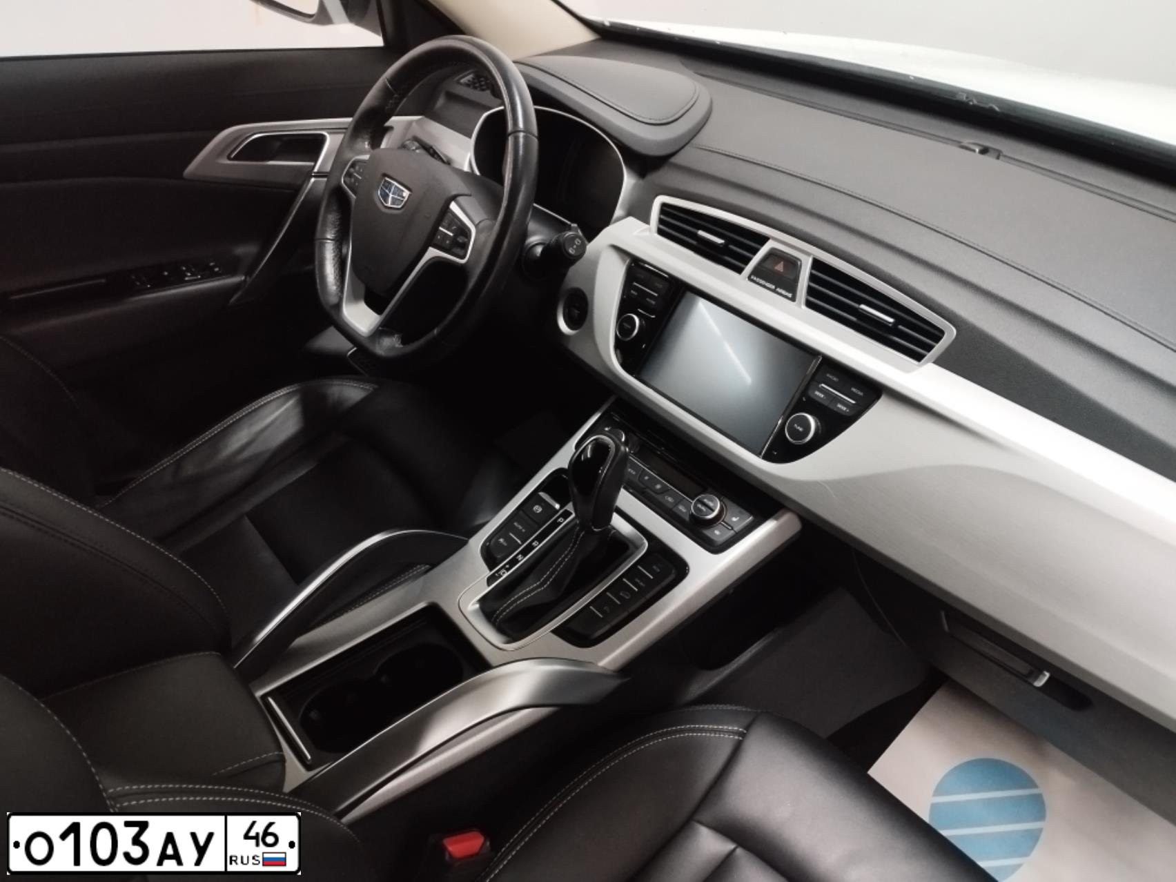 Фото автомобиля GEELY Y ATLAS, 2019 — госномер О103АУ46. Цвет: БЕЛЫЙ