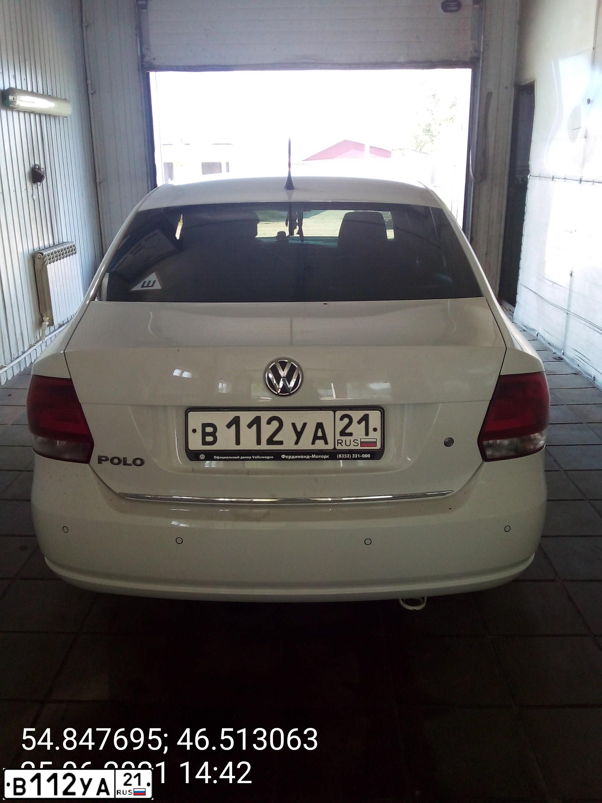 Фото автомобиля VOLKSWAGEN POLO, 2013 — госномер В112УА21. Цвет: БЕЛЫЙ