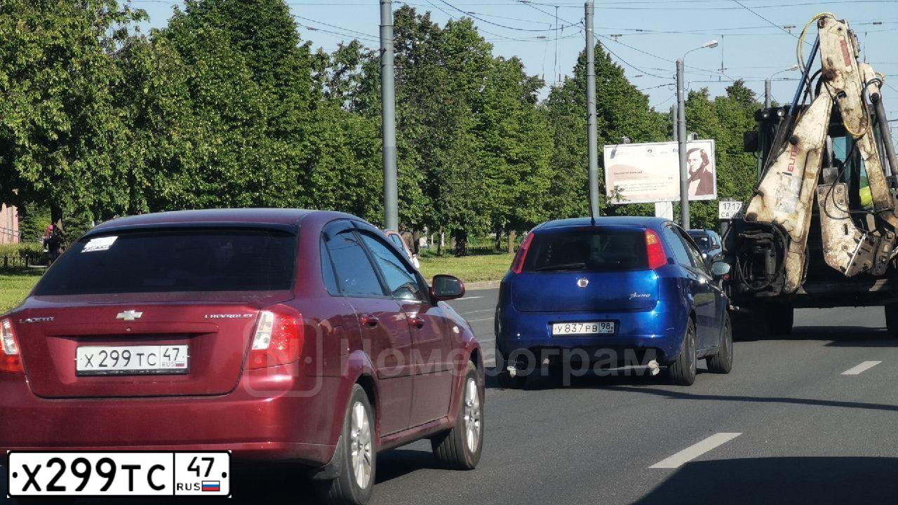 Фото автомобиля CHEVROLET LACETTI, 2009 — госномер Х299ТС47. Цвет: Красный