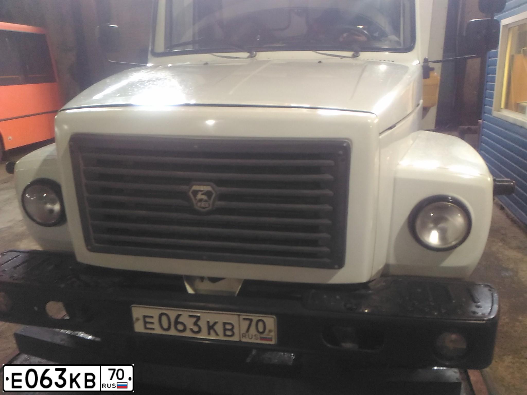 Фото автомобиля GAZ 3307, 2017 — госномер Е063КВ70. Цвет: БЕЛЫЙ