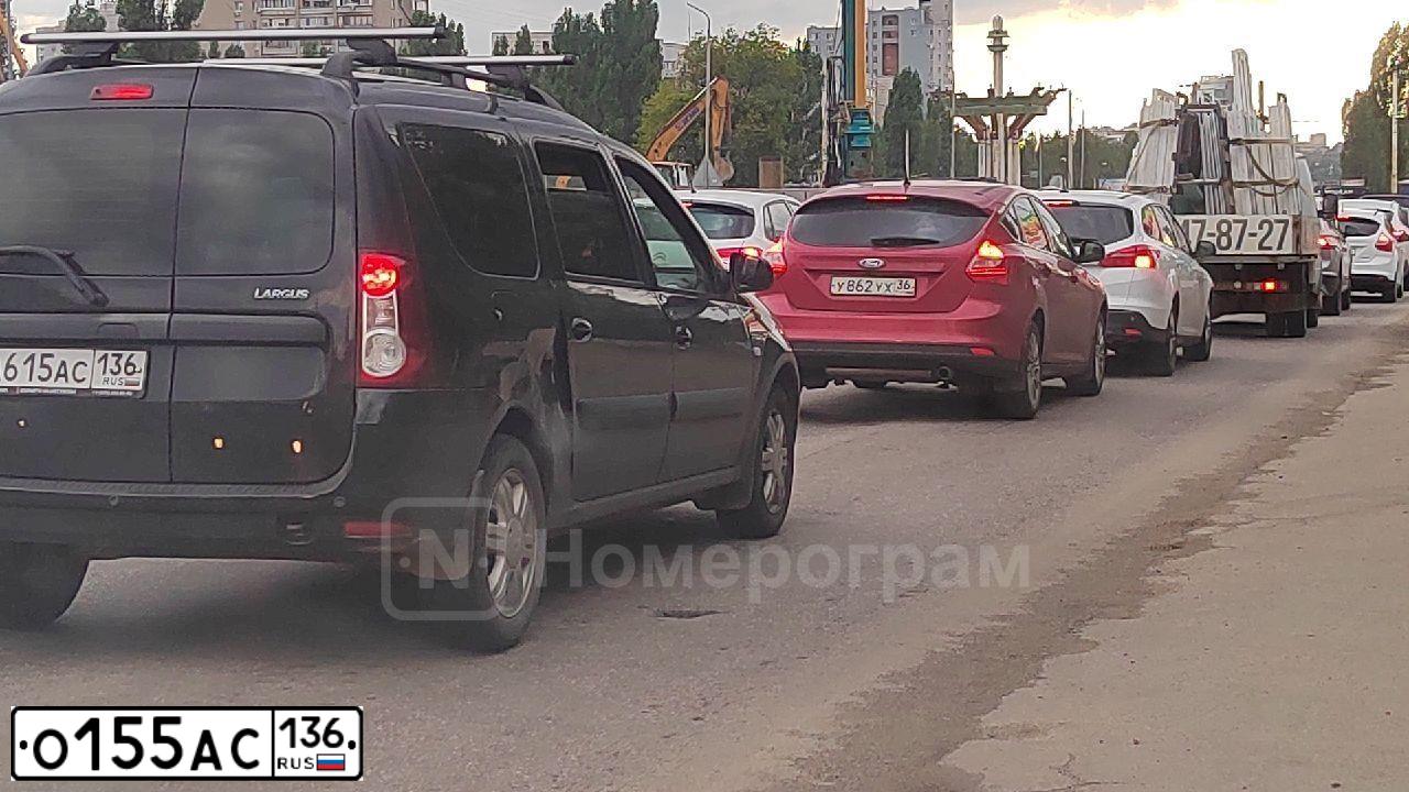 Фото автомобиля CHEVROLET SPARK, 2012 — госномер О155АС136. Цвет: Красный
