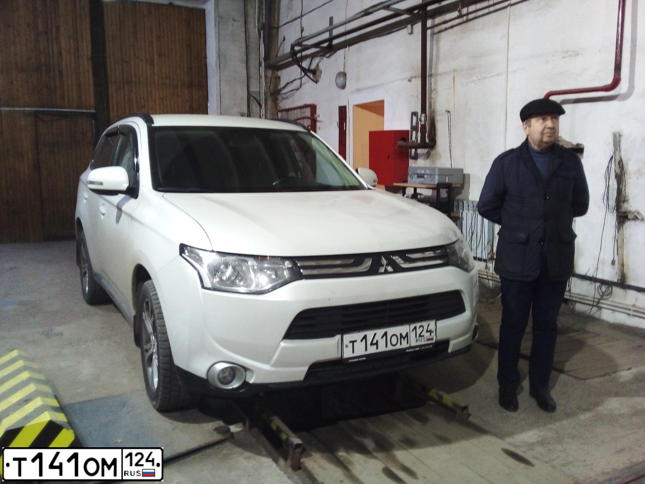 Фото автомобиля MITSUBISHI OUTLANDER, 2013 — госномер Т141ОМ124. Цвет: Белый