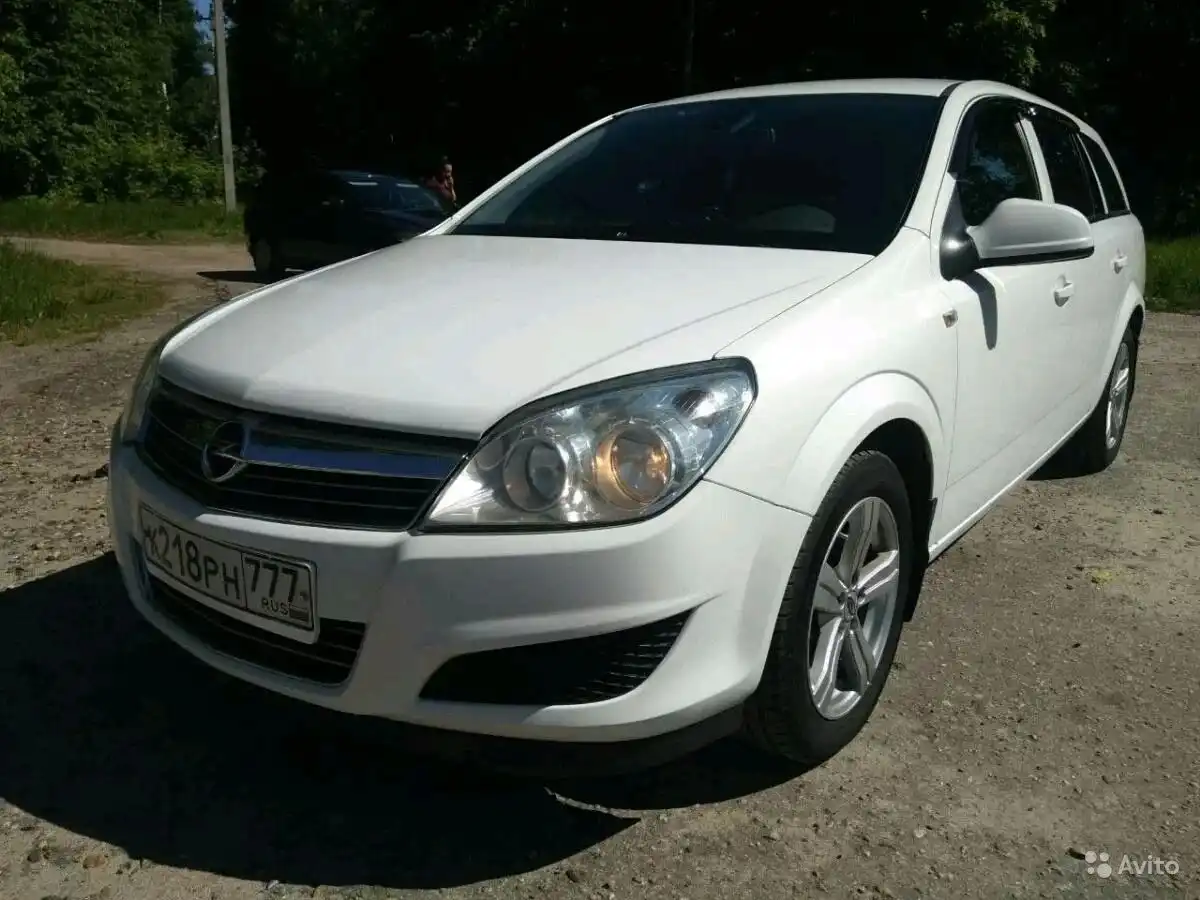 Фото автомобиля OPEL ASTRA, 2012 — госномер К218РН777. Цвет: Белый