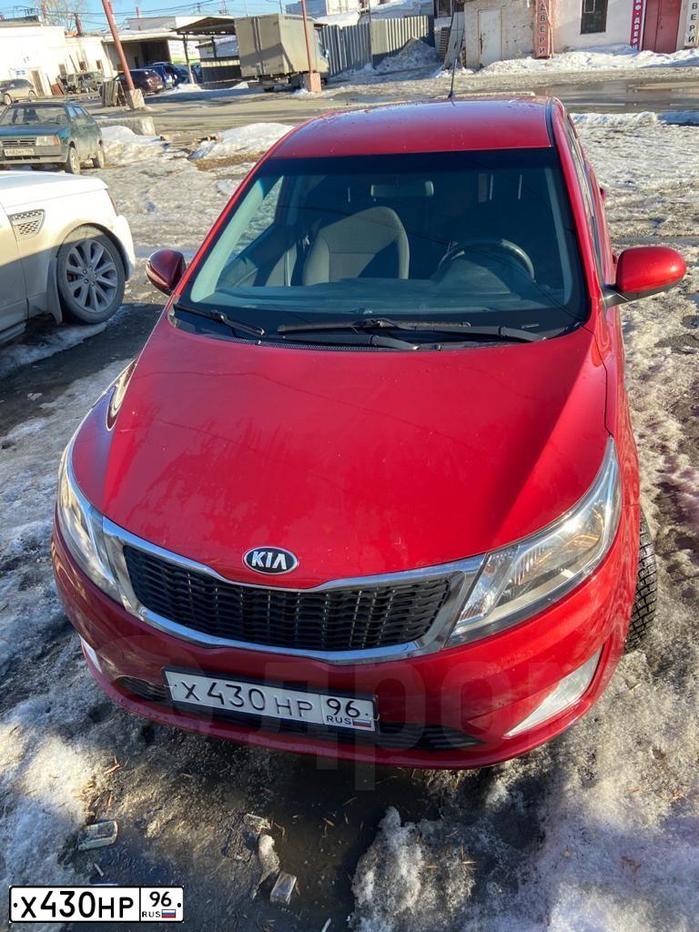 Фото автомобиля KIA RIO, 2013 — госномер Х430НР96. Цвет: Красный