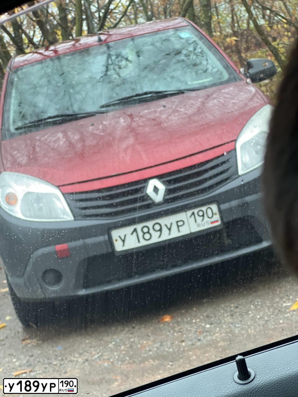 Фото автомобиля RENAULT SANDERO, 2013 — госномер У189УР190. Цвет: КРАСНЫЙ
