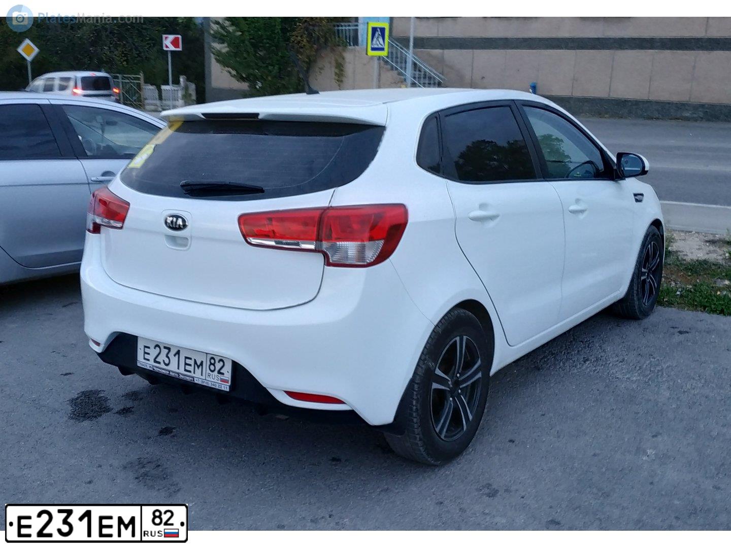 Фото автомобиля KIA RIO, 2015 — госномер Е231ЕМ82. Цвет: Белый
