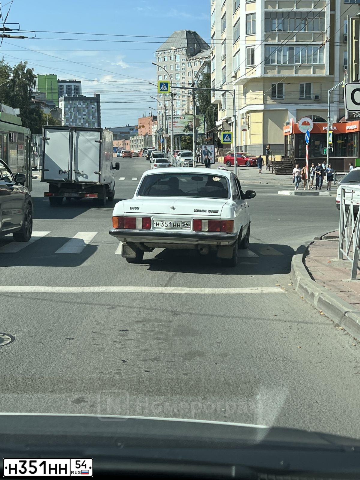 Фото автомобиля GAZ 3102 WOLGA, 2003 — госномер Н351НН54. Цвет: БЕЛЫЙ