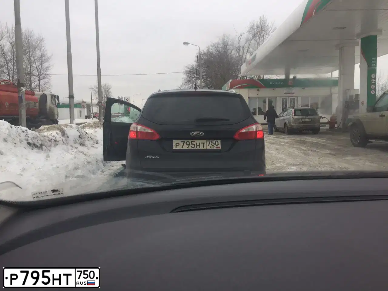 Фото автомобиля FORD FOCUS, 2012 — госномер Р795НТ750. Цвет: ЧЕРНЫЙ