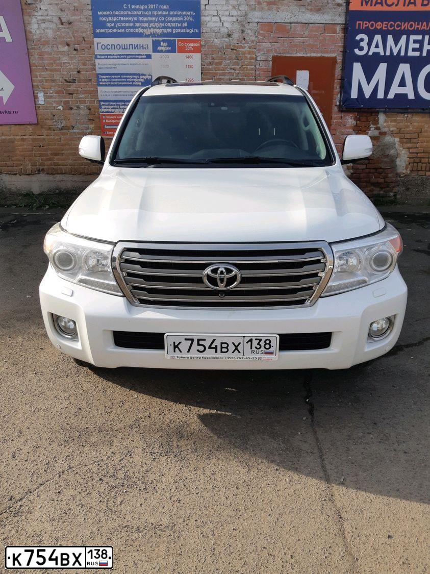 Фото автомобиля TOYOTA LAND CRUISER 200, 2013 — госномер А335ТА122. Цвет: Белый