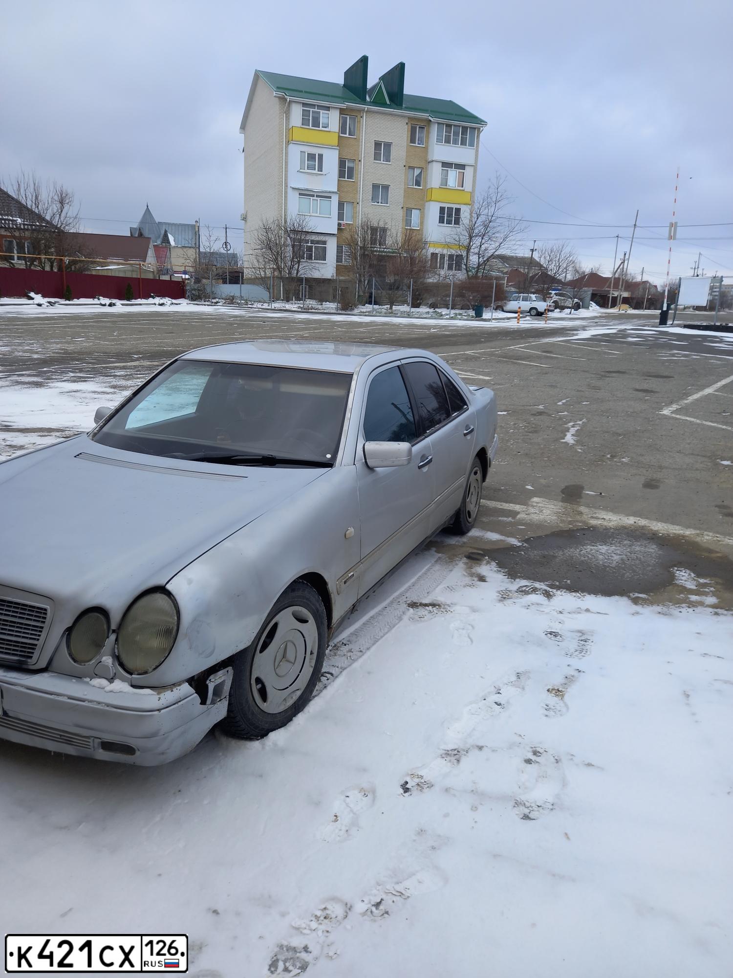 Фото автомобиля MERCEDES E-KLASSE, 1997 — госномер С897СН123. Цвет: Серебристый
