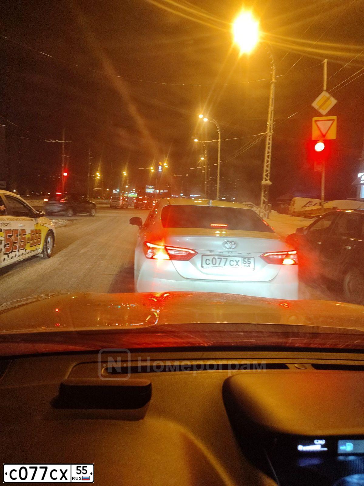 Фото автомобиля TOYOTA CAMRY, 2020 — госномер С077СХ55. Цвет: Белый