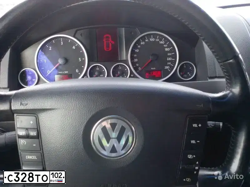 Фото автомобиля VOLKSWAGEN TOUAREG, 2008 — госномер В818ОР56. Цвет: ЧЕРНЫЙ-СЕРЫЙ