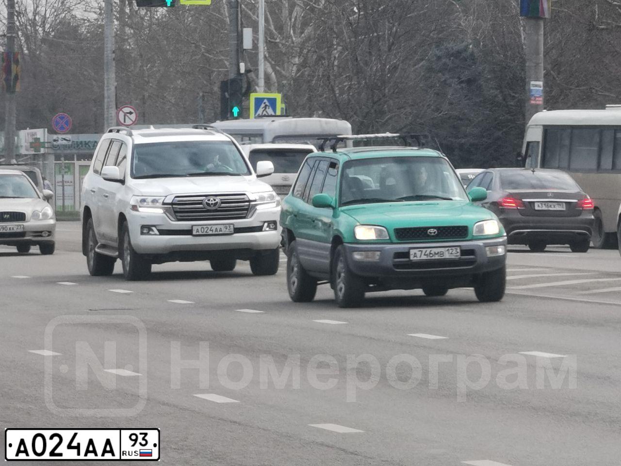 Фото автомобиля TOYOTA LAND CRUISER 200, 2008 — госномер О587МС142. Цвет: ЧЕРНЫЙ