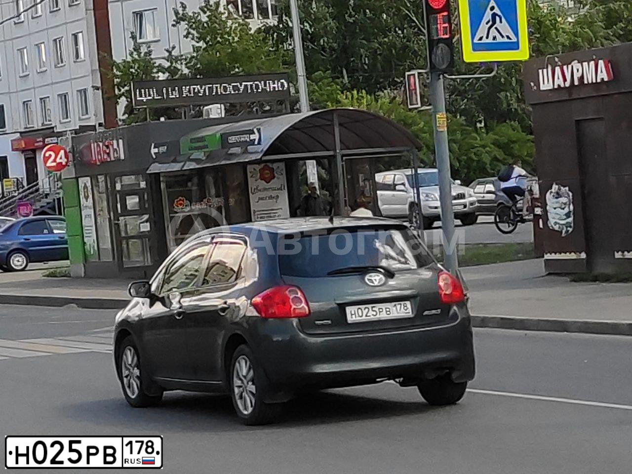 Фото автомобиля TOYOTA AURIS, 2008 — госномер С304УУ47. Цвет: ТЕМНО-ЗЕЛЕНЫЙ
