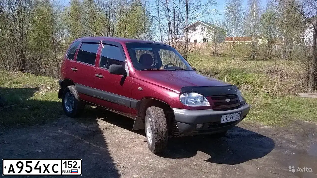 Фото автомобиля CHEVROLET NIVA, 2003 — госномер А954ХС152. Цвет: ЯРКО-КРАСНЫЙ