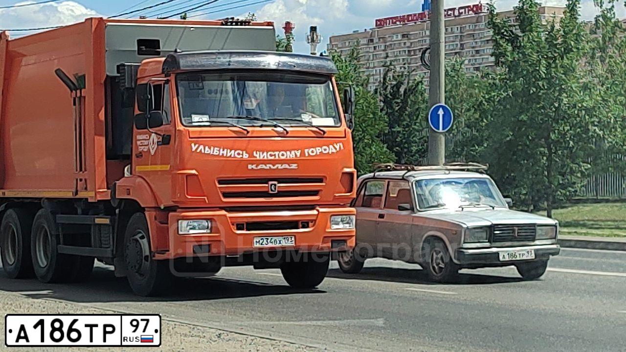 Фото автомобиля CHEVROLET LACETTI, 2004 — госномер Н244ТЕ190. Цвет: синий