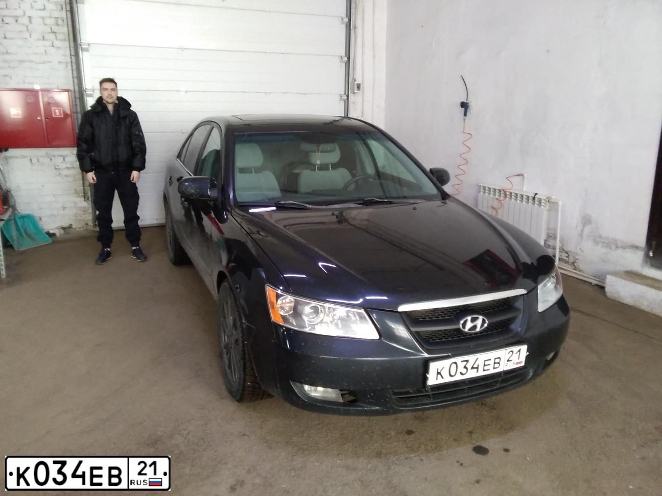 Фото автомобиля HYUNDAI SONATA, 2006 — госномер К121КК21. Цвет: синий