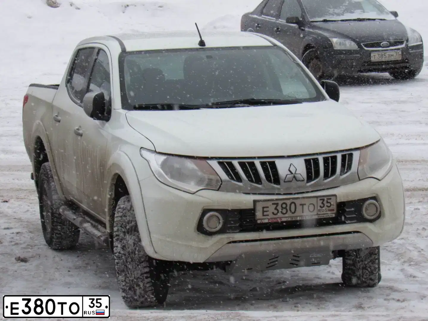 Фото автомобиля MITSUBISHI L 200, 2015 — госномер Е380ТО35. Цвет: БЕЛЫЙ