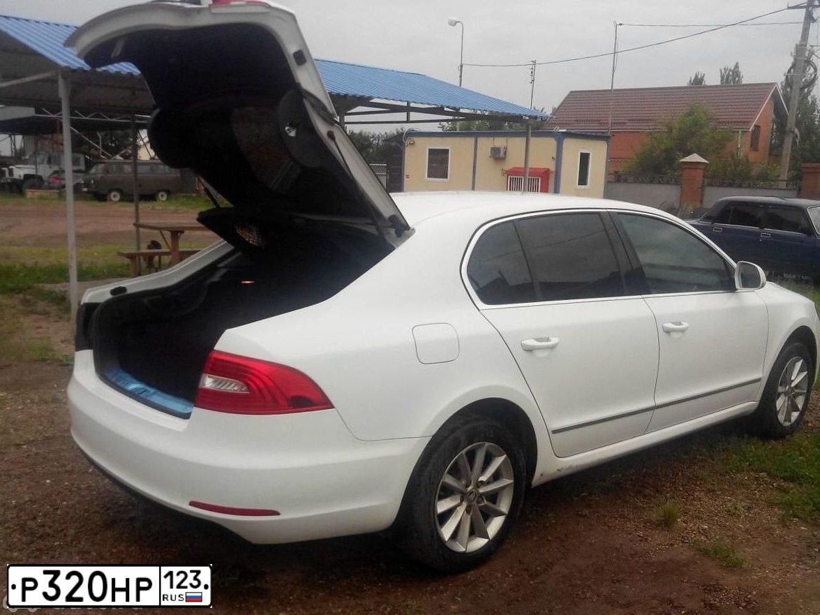 Фото автомобиля SKODA SUPERB, 2014 — госномер В440УЕ61. Цвет: БЕЛЫЙ