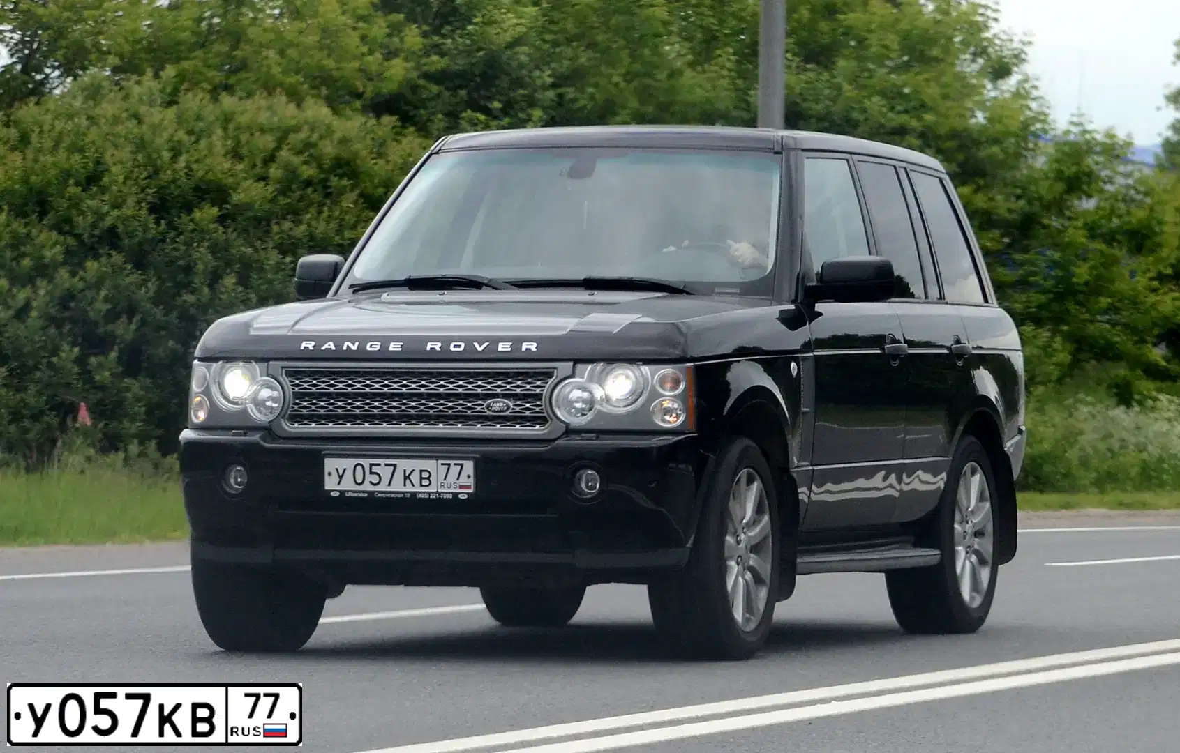 Фото автомобиля LANDROVER RANGE ROVER, 2009 — госномер У057КВ77. Цвет: КОРИЧНЕВЫЙ ТЕМНЫЙ