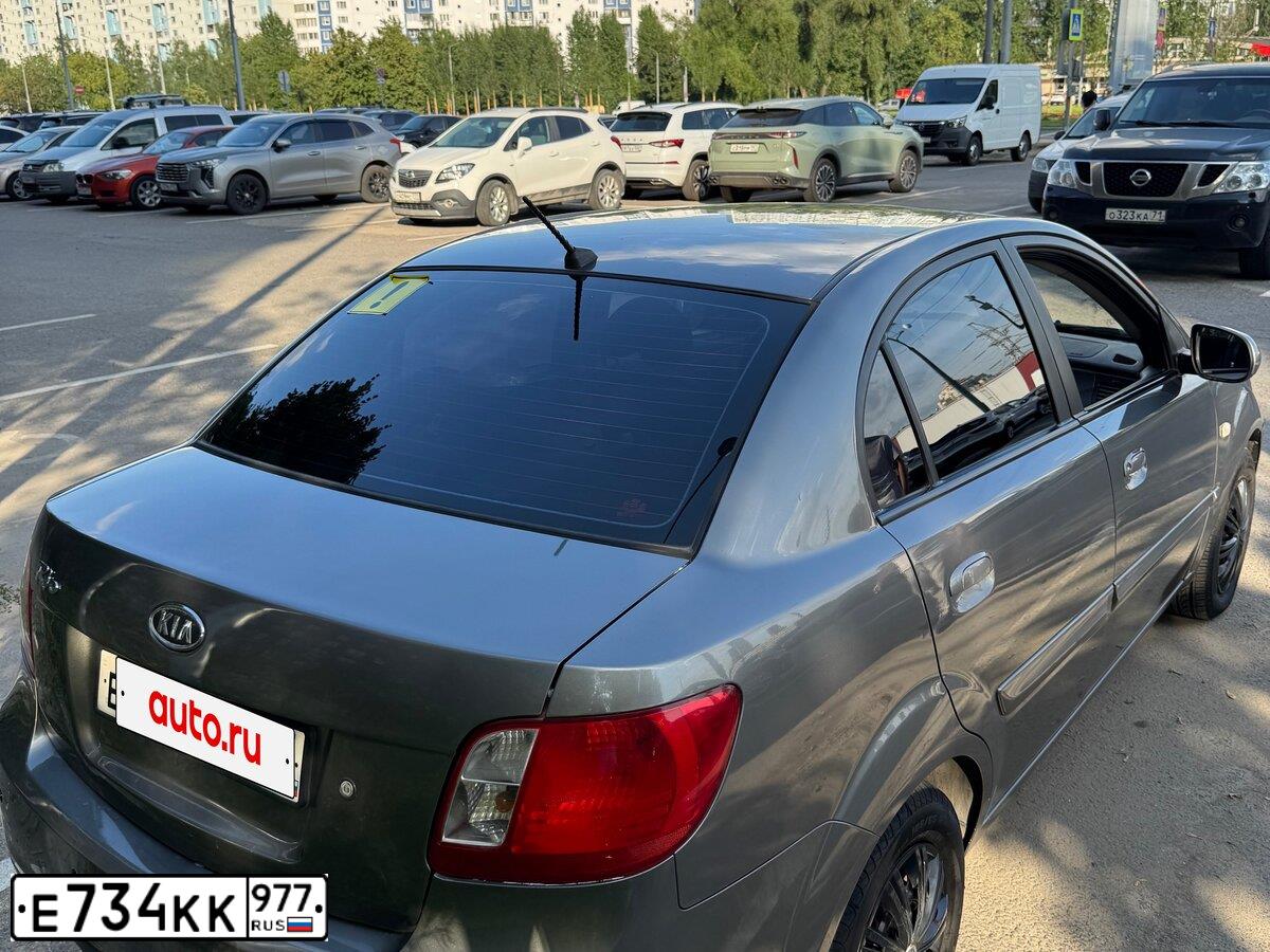Фото автомобиля KIA RIO, 2010 — госномер Е734КК977. Цвет: СВЕТЛО-СЕРЫЙ