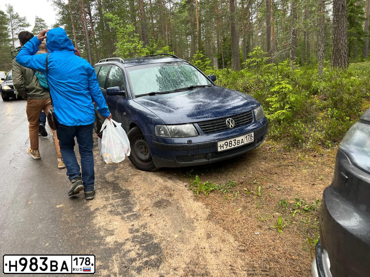 Фото автомобиля VOLKSWAGEN PASSAT, 1998 — госномер Н983ВА178. Цвет: ТЕМНО-СИНИЙ
