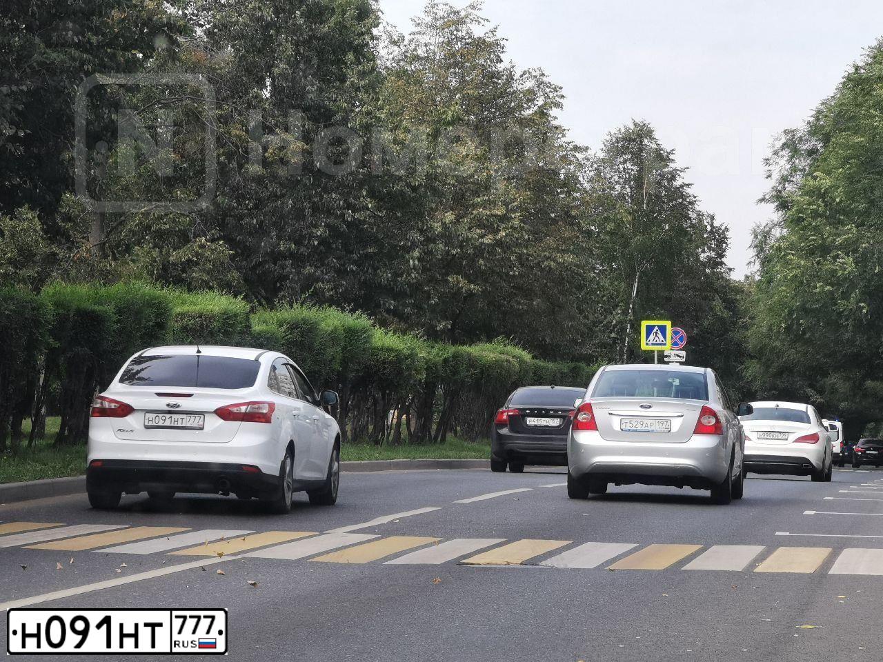 Фото автомобиля FORD FOCUS, 2011 — госномер В595ХВ790. Цвет: БЕЛЫЙ