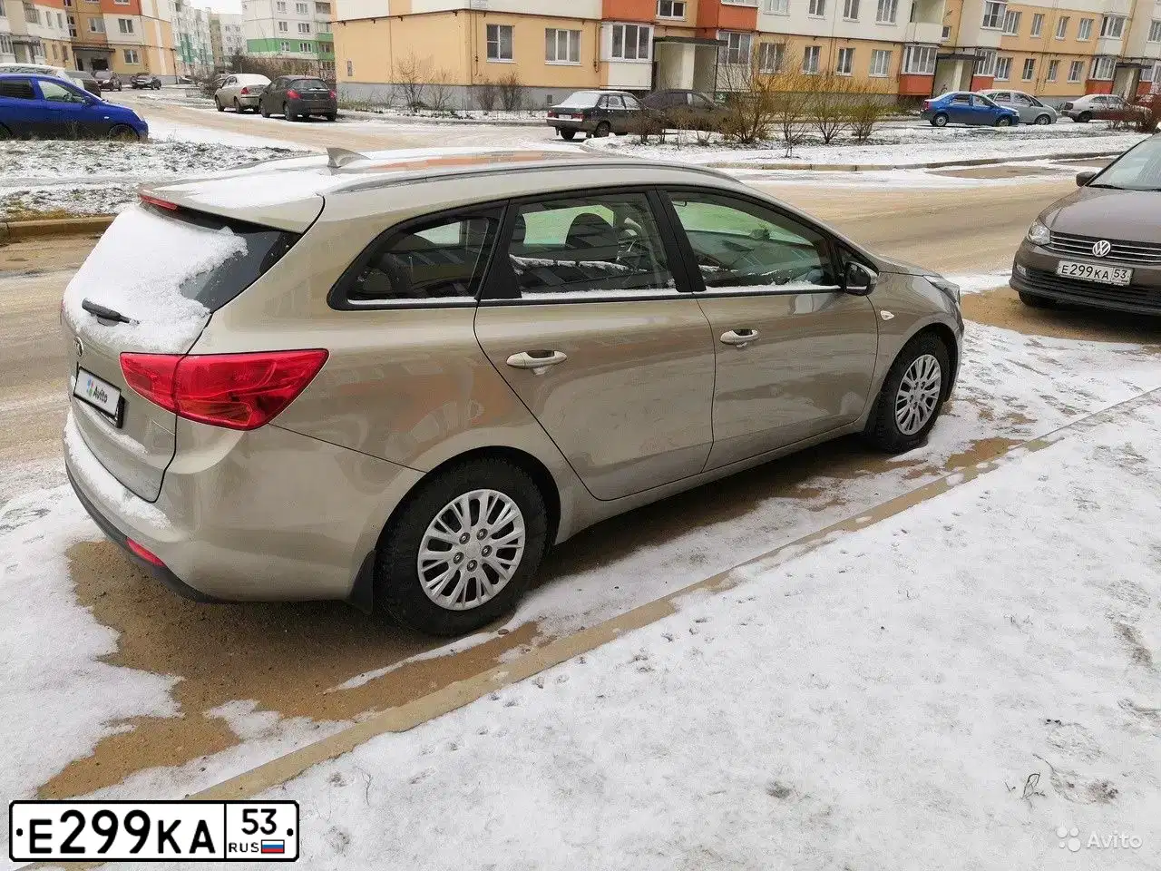 Фото автомобиля VOLKSWAGEN POLO, 2015 — госномер Е299КА53. Цвет: Коричневый