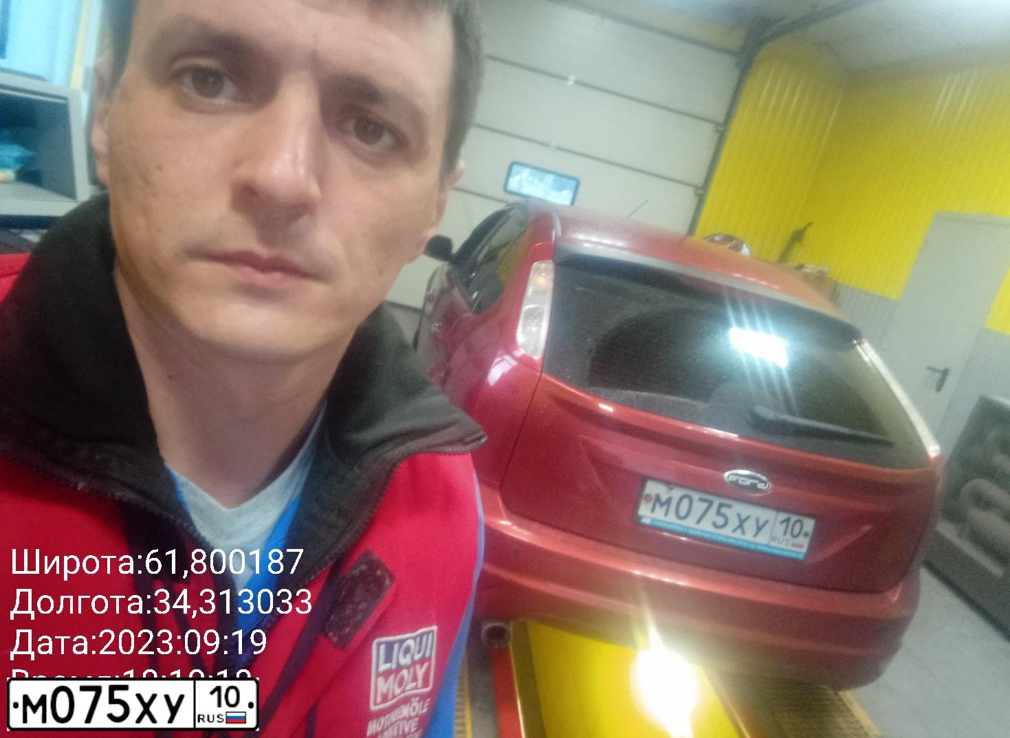 Фото автомобиля FORD FOCUS, 2009 — госномер М075ХУ10. Цвет: Красно-оранжевый