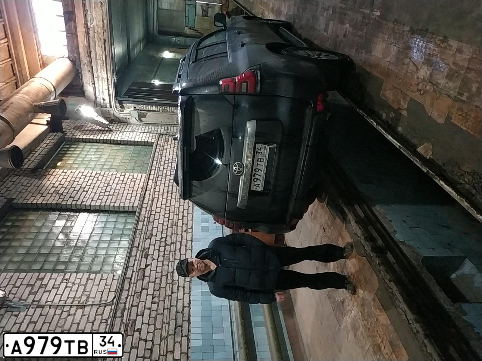 Фото автомобиля TOYOTA LANDCRUISER, 2008 — госномер А979ТВ34. Цвет: ЧЕРНЫЙ