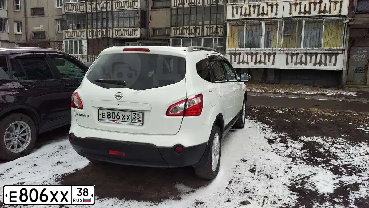Фото автомобиля NISSAN QASHQAI, 2012 — госномер Е806ХХ38. Цвет: БЕЛЫЙ