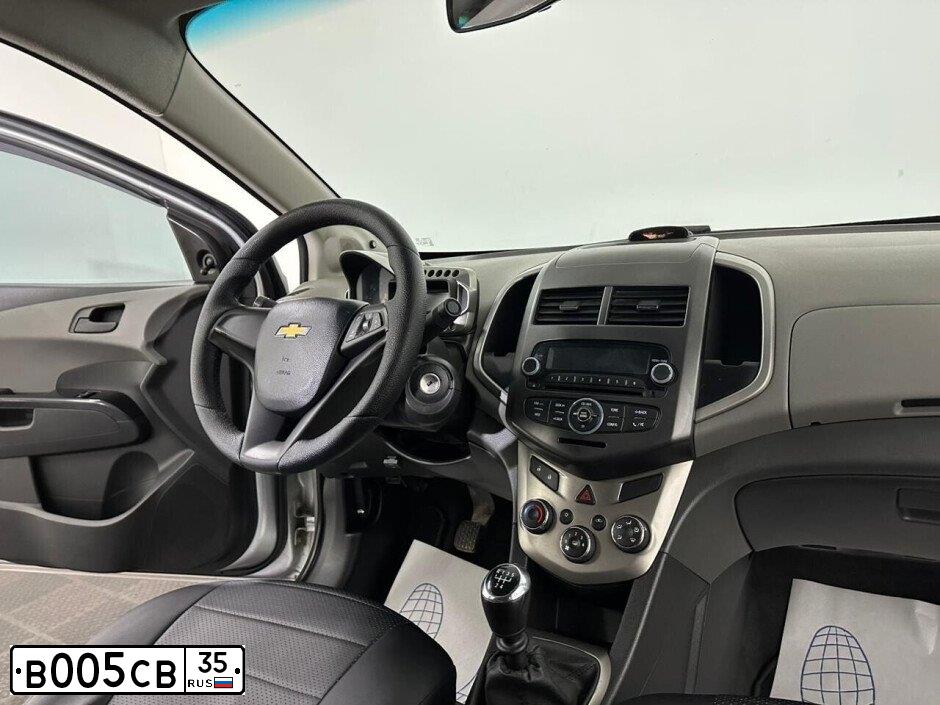 Фото автомобиля CHEVROLET AVEO, 2012 — госномер В005СВ35. Цвет: Серебристый