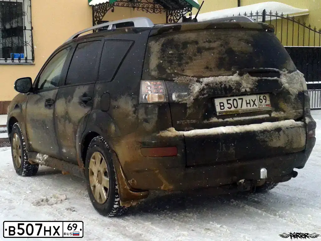 Фото автомобиля MITSUBISHI OUTLANDER, 2010 — госномер Т136ОН178. Цвет: ЧЕРНЫЙ