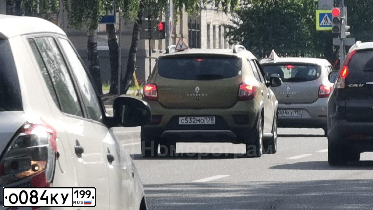 Фото автомобиля MAZDA A 3, 2008 — госномер М337КА126. Цвет: Красный