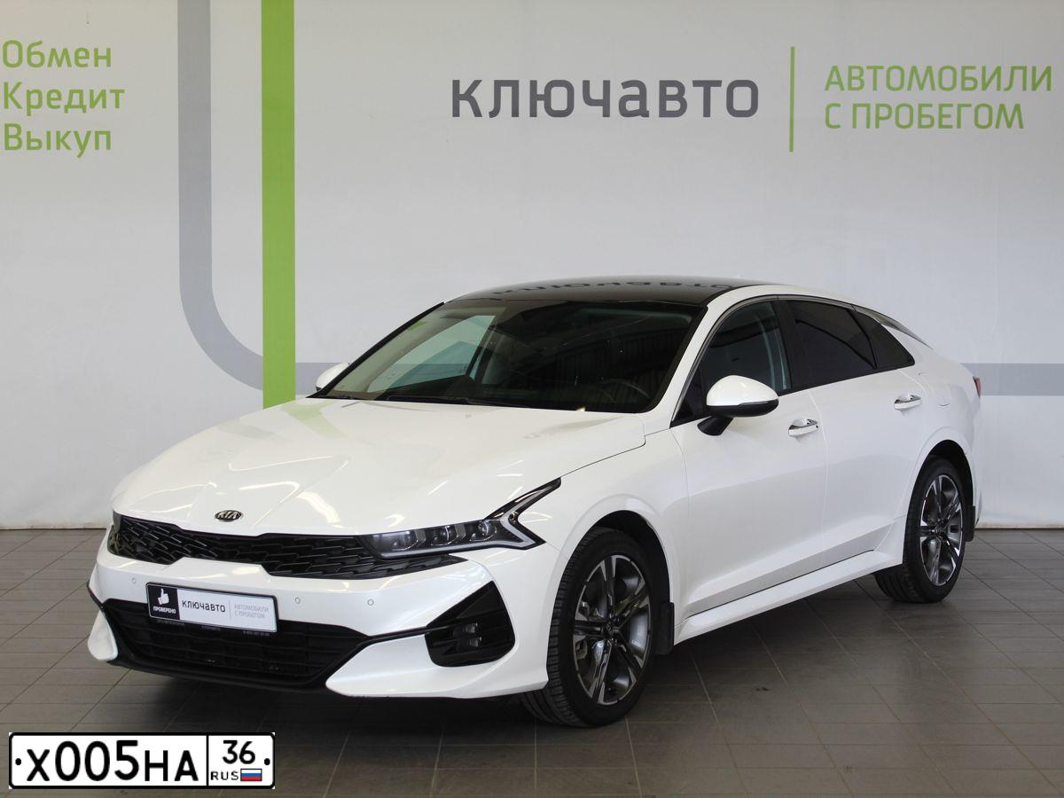 Фото автомобиля KIA K5, 2021 — госномер Х005НА36. Цвет: Белый